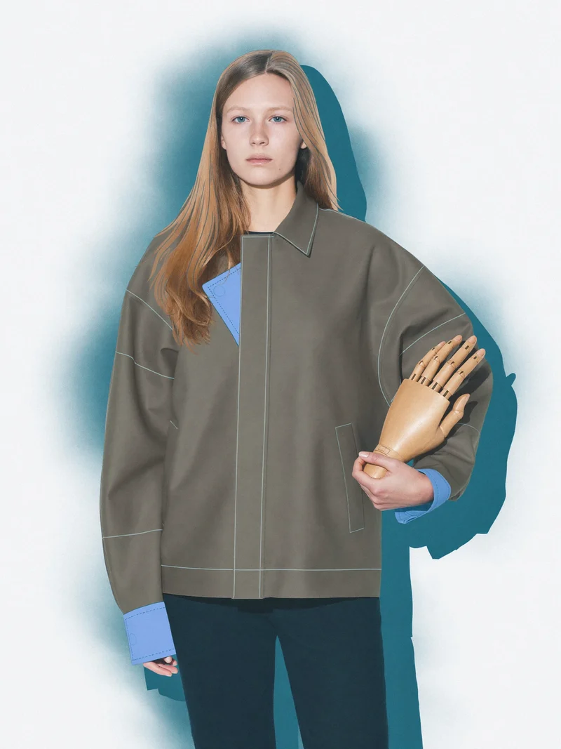 Illustration af den skulpturelle oversized jakke i stenfarvet teknisk stof